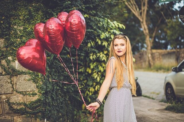Piękna dziewczyna z balonikami w serdeuszka