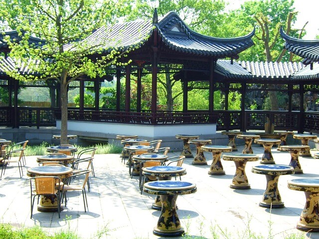 Altanka w chińskim ogrodzie pełnym zieleni