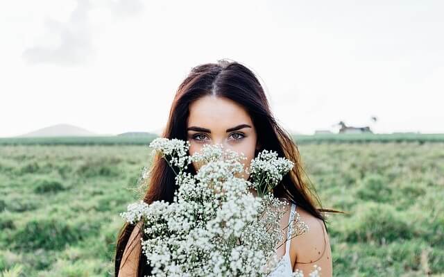 Kobieta z bukietem polnych kwiatów
