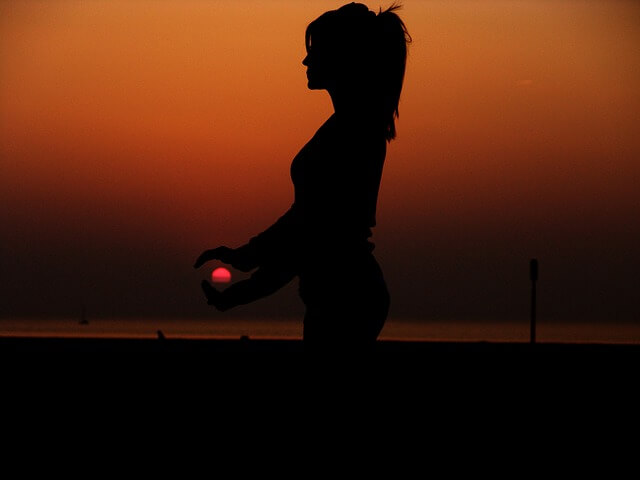 Kobieta trzyma w ręce miniaturę słońca