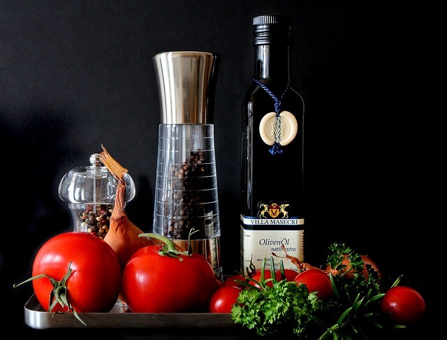 Oliwa i pomidory na czarnym tle