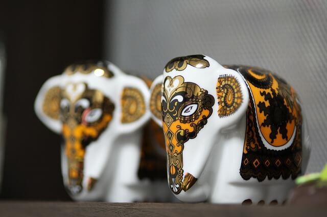 Malowane porcelanowe figurki słoni