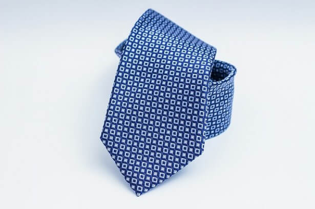 fioletowy krawat w kwadraty