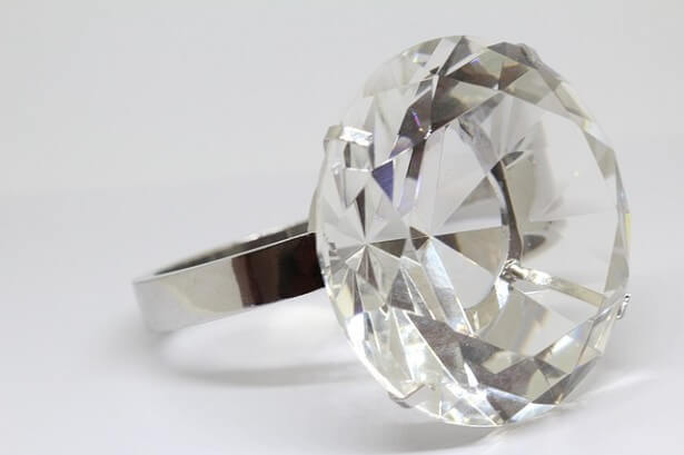 pierścionek z diamentem