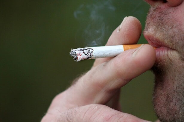 palenie papierosa