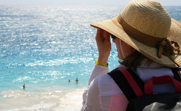 Kobieta w kapeluszu, nad morzem