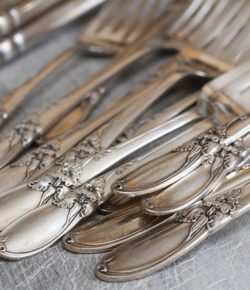 Jak czyścić srebro? 5 domowych sposobów na błyszczące sztućce i srebrną biżuterię