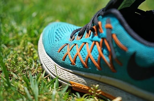 Buty sportowe na trawie