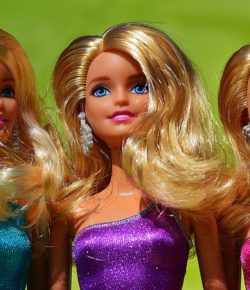 Popularne lalki Barbie, którymi bawią się już całe pokolenia