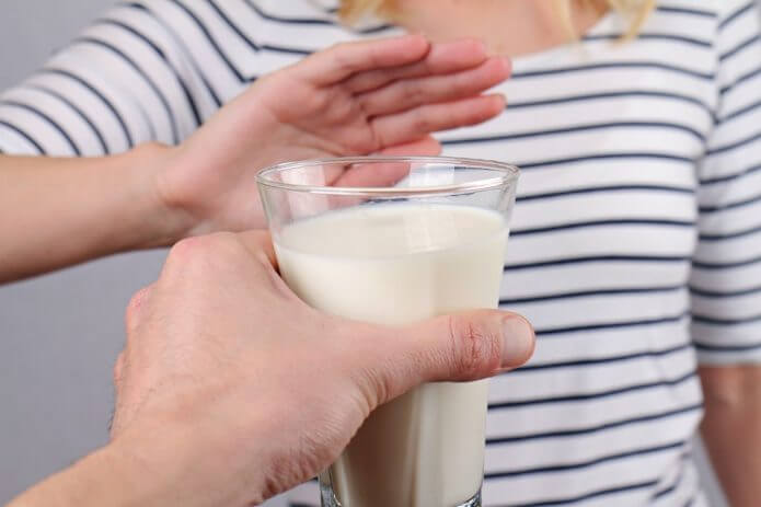 Szklanka mleka trzymana w ręce