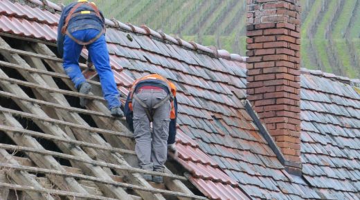 Jakie są etapy budowy domu od fundamentów do wykończenia?