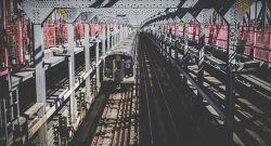 Nitownica elektryczna czy akumulatorowa? Popularne modele nitownic