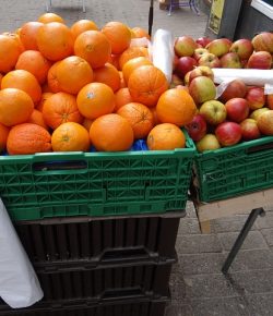 Skrzynki plastikowe na owoce, warzywa… jak jeszcze można wykorzystać plastikowe skrzynki w domu?