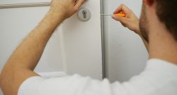 Wymiana wkładki do drzwi wejściowych — samemu czy z pomocą fachowca?
